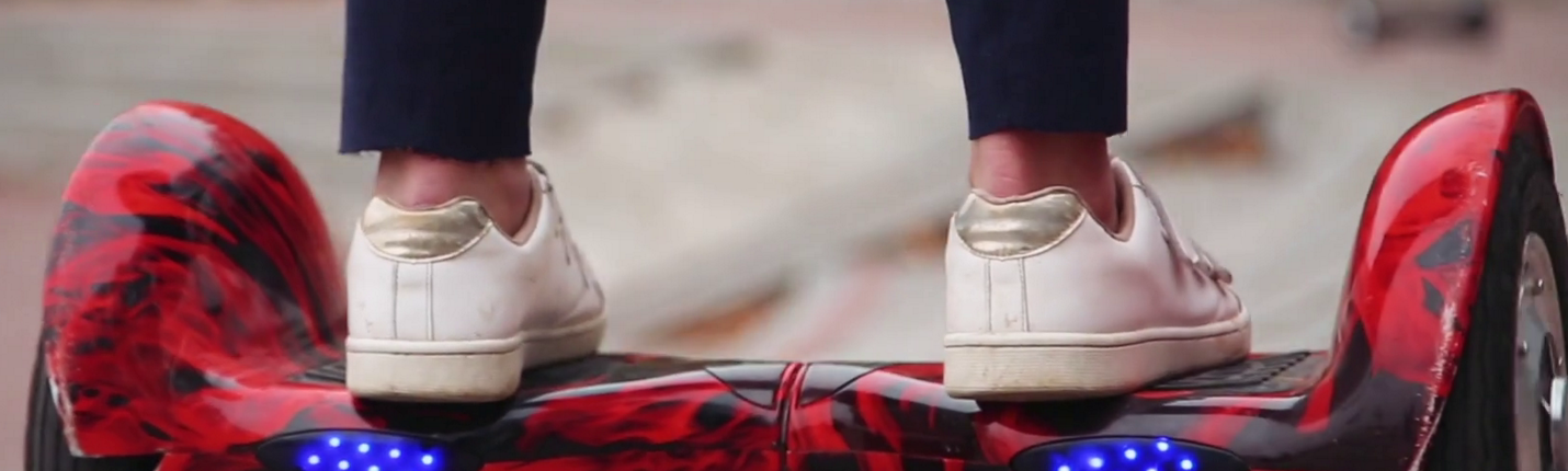 ride-hyroscooter-closeup-feet-on-ddddhoverboard_bwto1117e_thumbnail-full01